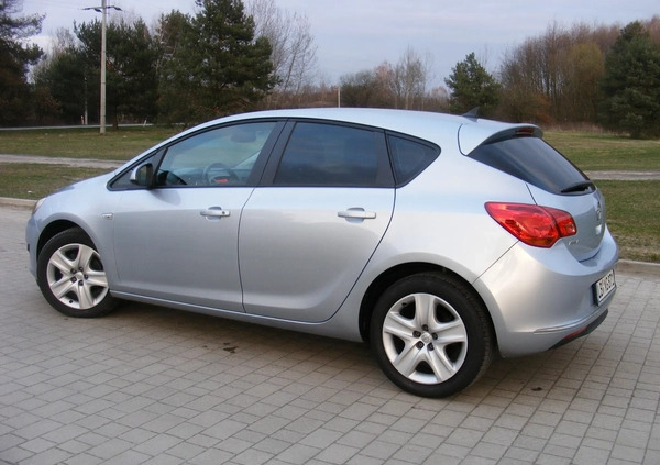 Opel Astra cena 34500 przebieg: 81000, rok produkcji 2014 z Tarnobrzeg małe 596